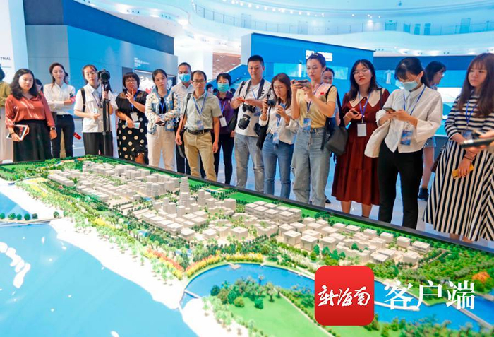 记者在江东用手机、相机、记录江东发展。记者 汪承贤 摄