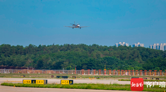执行校飞工作的“奖状560”飞机。记者 刘洋 摄