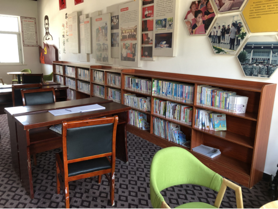 图为桃园村农家书屋一角