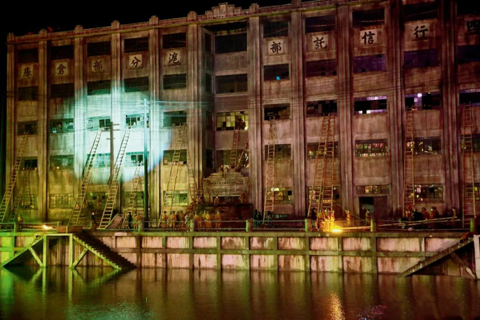 《八佰》剧照：迫在眉睫——阴险日寇夜袭仓库拍摄现场。摄影/白小妍