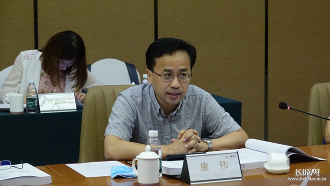 《中国艺术报》总编辑、中国文艺评论家协会理事康伟。长城网记者 廉明坤 摄