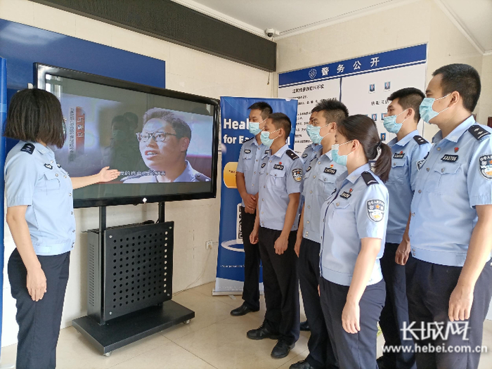 边检民警正在学习先进典型的事迹。