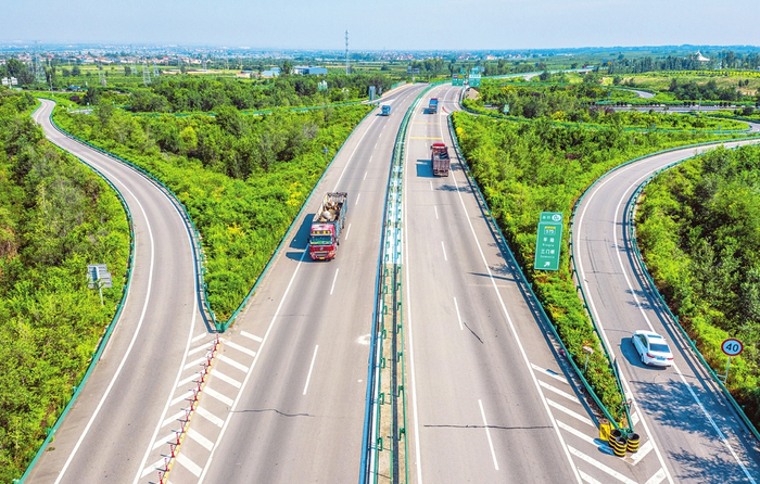 图为运城绕城高速。（薛俊摄）