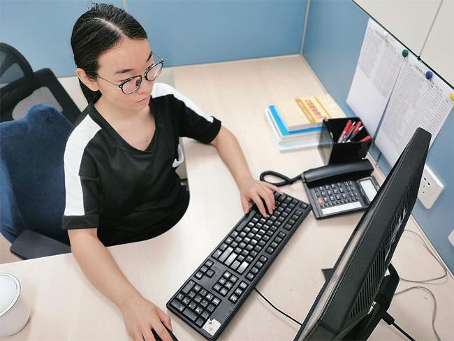 　　个税预扣预缴方法调整后，新入职大学生和实习生的阶段性税负得到减轻。对此，职场新人评价说：“这项政策及时、便利又实惠。”厉征摄