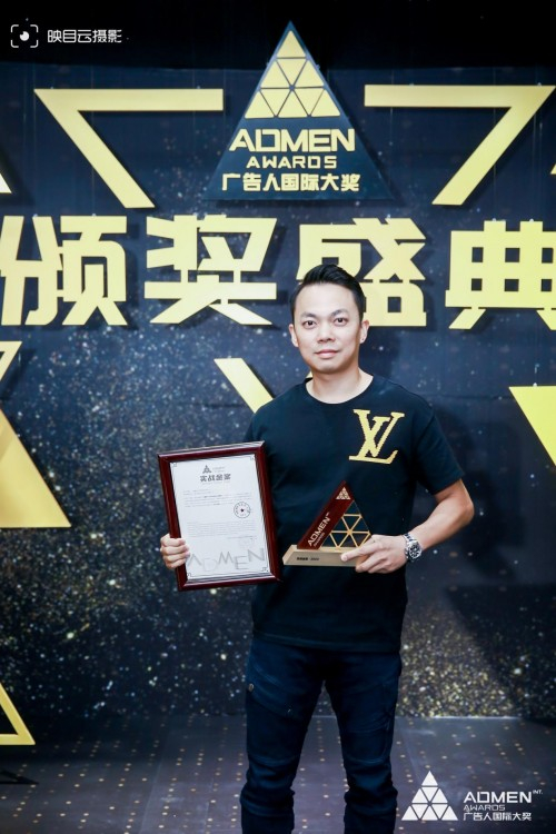 卡尔顿食品创始人、卡尔顿食品有限公司董事长黄秋平