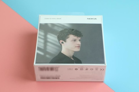 在包装方面，诺基亚真无线蓝牙耳机E3200略显低调，整体风格偏简约，比较符合年轻人的审美，正面是产品的效果图，背面为佩戴实景图。