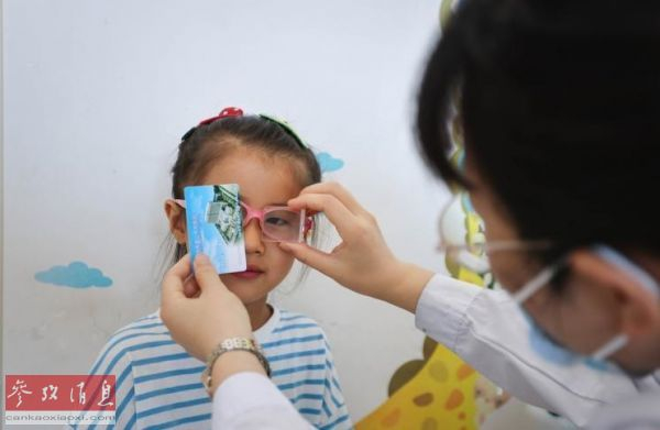 资料图片：河南郑州的一位小朋友正在检查视力。（新加坡《联合早报》网站）