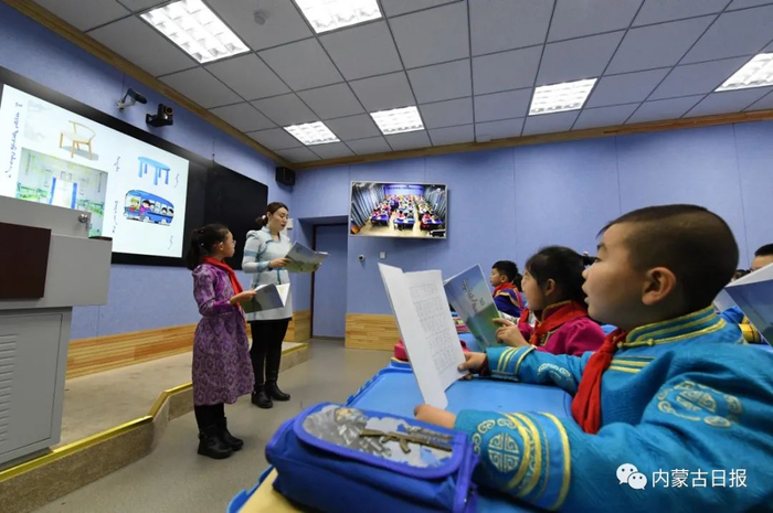 呼和浩特市玉泉区民族实验小学蒙语文教师乌日尼乐通过“同频互动”设备与玉泉区民族实验小学教育集团百什户校区开展“同频互动课堂”远程教学。记者 王磊 摄
