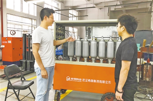  图为岱家山科创城知识产权服务专员给企业有关负责人讲授申请专利的要点。（资料图片）