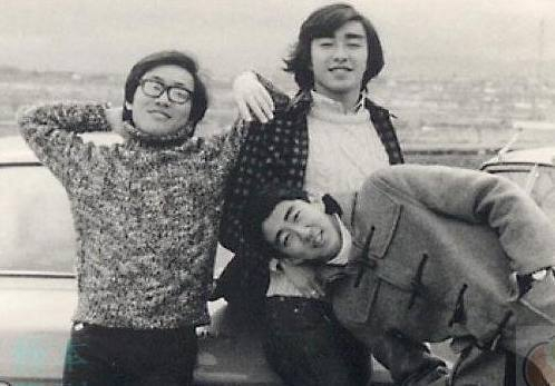 △青年时期的安倍晋三（右）