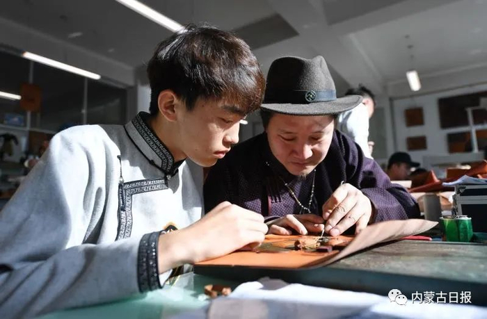 呼和浩特民族学院的学生在该校皮画制作室内进行蒙古族皮具制作。记者 王磊 摄