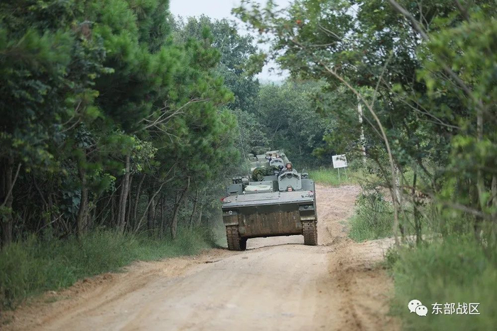 ▲装甲侦察车迅速前出。