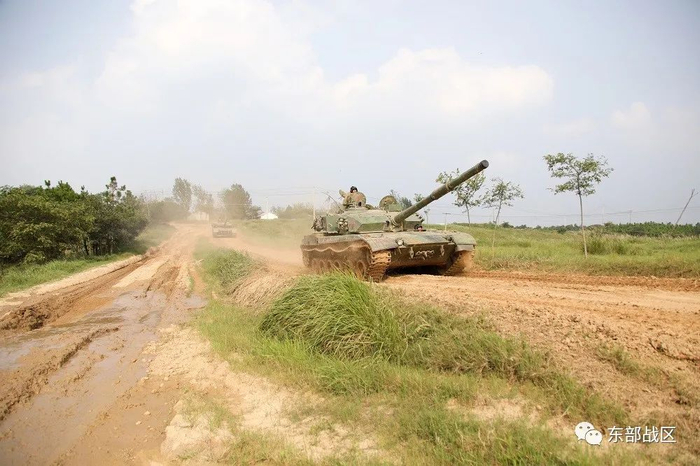 ▲进攻梯队进入演习区域。 