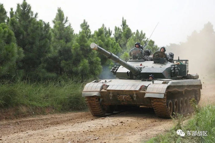 ▲坦克连前往指定地域组织进攻。