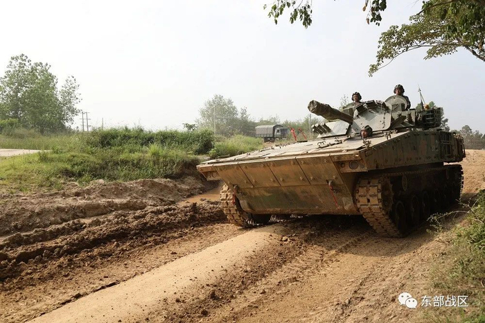 ▲烈日下，车队高速行进。