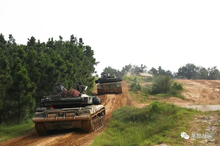 ▲多型战车发起冲击。