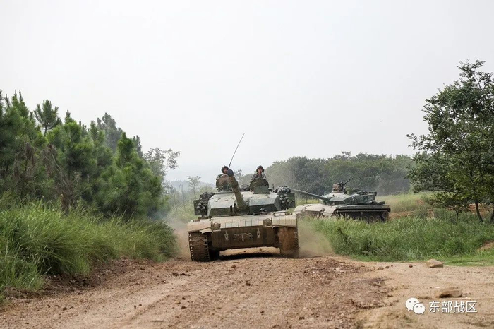 ▲战车编组行进。