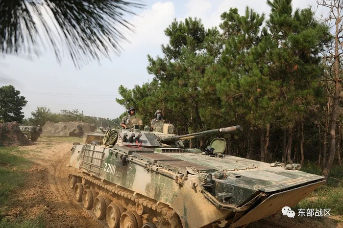 ▲合成营多型战车环场机动。