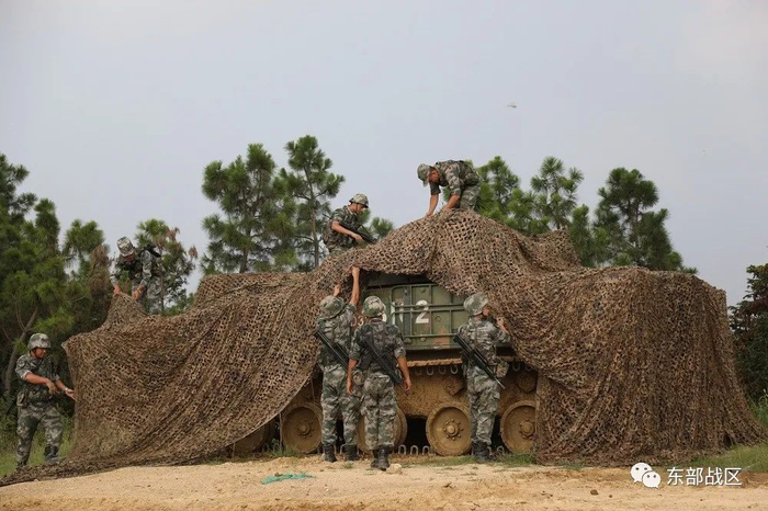 ▲部队到达预定地域，展开车辆伪装。
