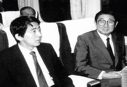 △安倍晋太郎（右）与安倍晋三（左）乘坐新干线列车