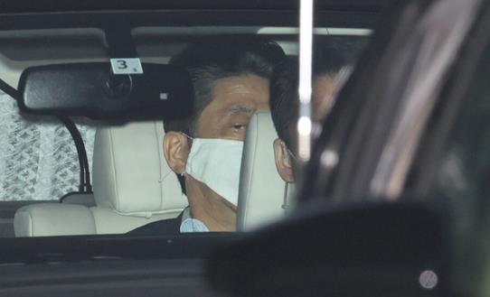 　△安倍乘车离开医院