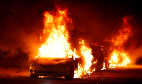 这是8月24日在美国威斯康星州基诺沙市拍摄的被抗议者点燃的汽车。新华社/法新