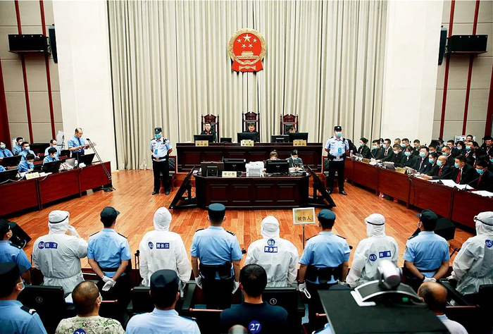  7月20日，贾净博等人涉黑案一审在鄂尔多斯中院开庭。图/鄂尔多斯中院