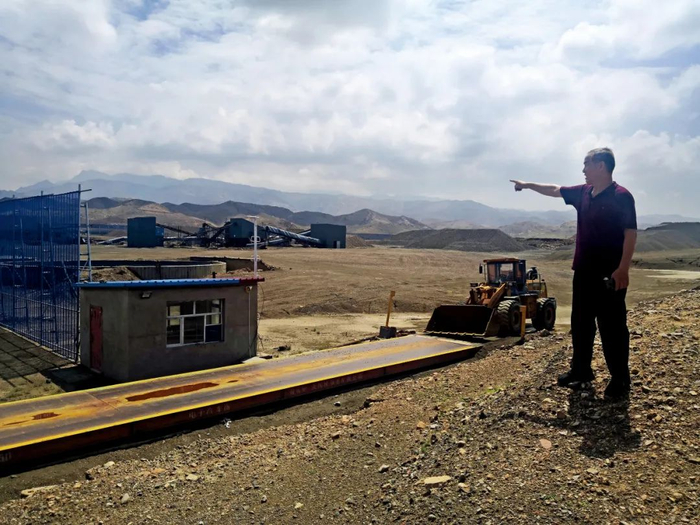  7月12日，郭建平指向金圣达矿业厂址。12年前，乌拉特前旗招商引资期间郭建平来此办厂，不愿将公司低价承包给贾净博家人，此后不久迎来一场牢狱之灾。摄影/本刊记者 周群峰