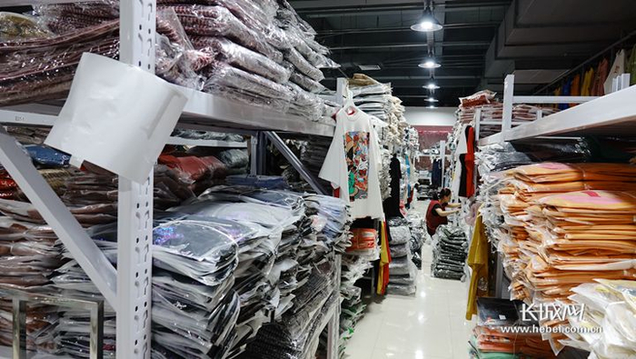 工作人员在货仓里整理货品。长城网记者 张建勋 摄