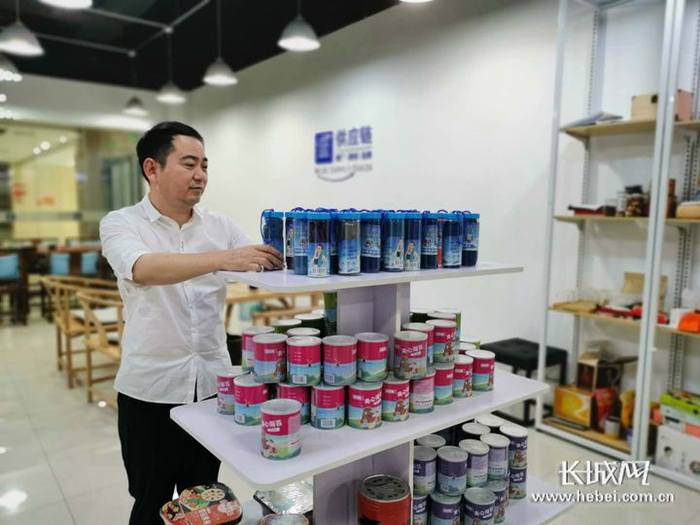 蓝供应链负责人赵微增在整理货品。长城网记者 胡晓梅 摄