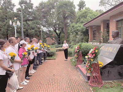梓潼县利用两弹城独特的历史背景和鲜明的时代文化，将其打造为爱国主义教育基地。图为8月1日，社会各界人士到基地缅怀两弹元勋。王柯利 摄