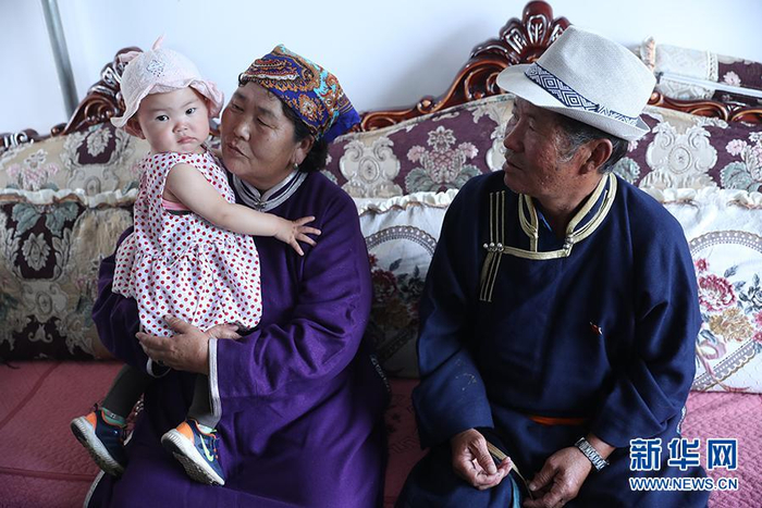 图为其日麦拉图和家人在一起。新华网记者焦鹏摄