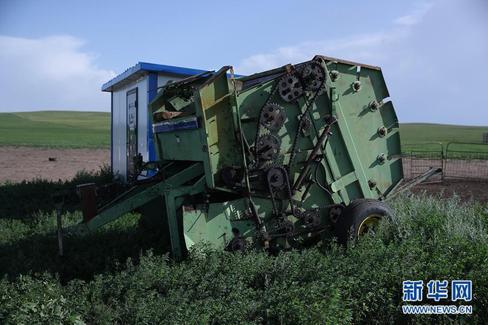 图为其日麦拉图家的畜牧业机械工具。新华网记者焦鹏摄