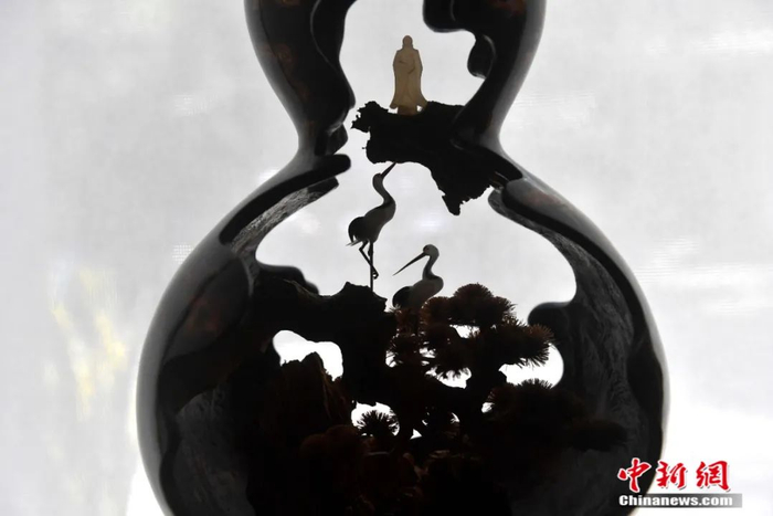 软木画作品。中新社记者 吕明 摄