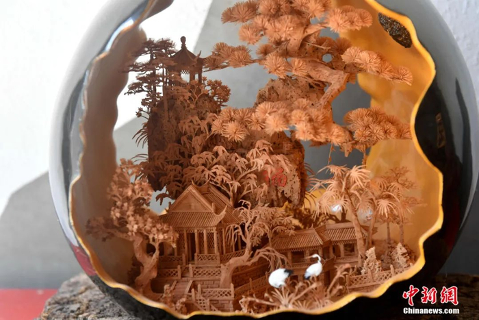 软木画作品。中新社记者 吕明 摄