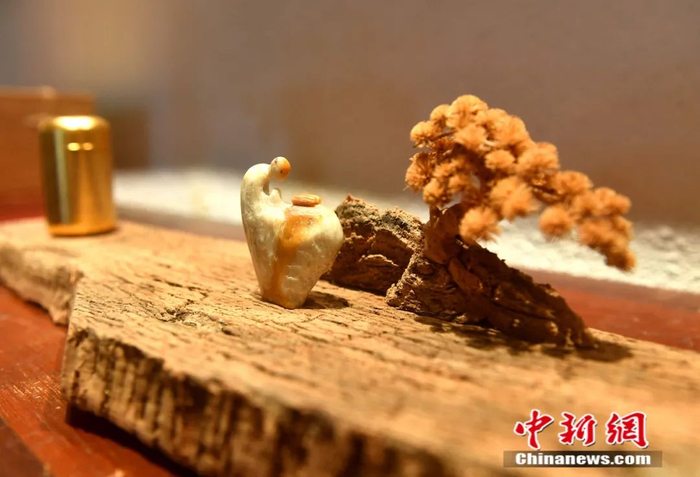 软木画摆件。中新社记者 吕明 摄