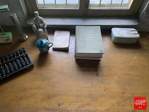 中国第一任核潜艇总设计师彭士禄在909基地旧居的办公桌（薛鹏 摄）