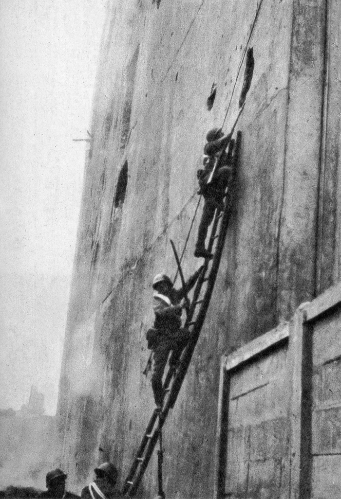 △进攻四行仓库的日军士兵