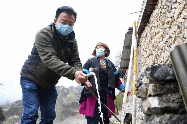 ▲甘肃省甘南藏族自治州舟曲县果耶镇勒阿村第一书记张金利在村民家检查自来水管。