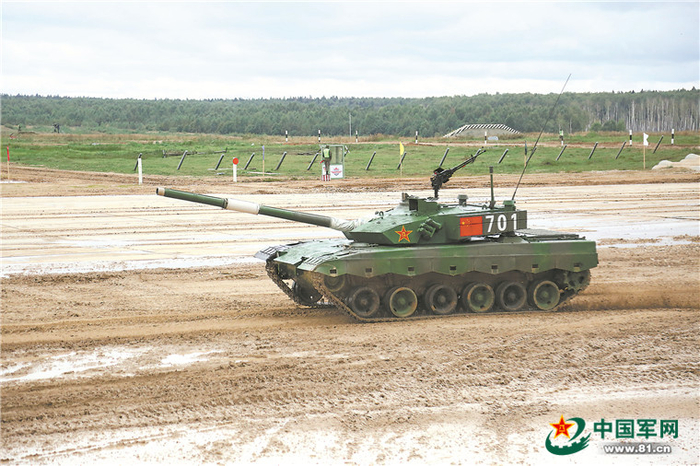 当地时间8月29日，参加“坦克两项”项目的中国参赛队701车组，在赛道上疾驰。解放军报记者 赖瑜鸿摄