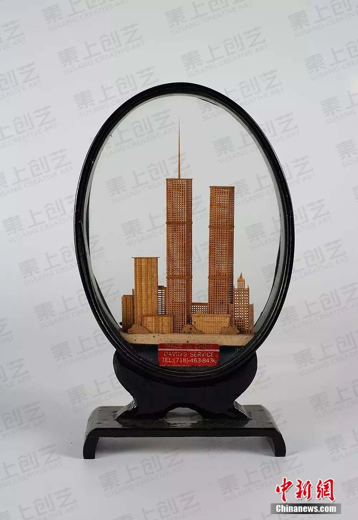 当年外销的软木画作品，大多以当地高楼建筑、风景名胜为内容，黑色大漆木框为边框。受访者供图