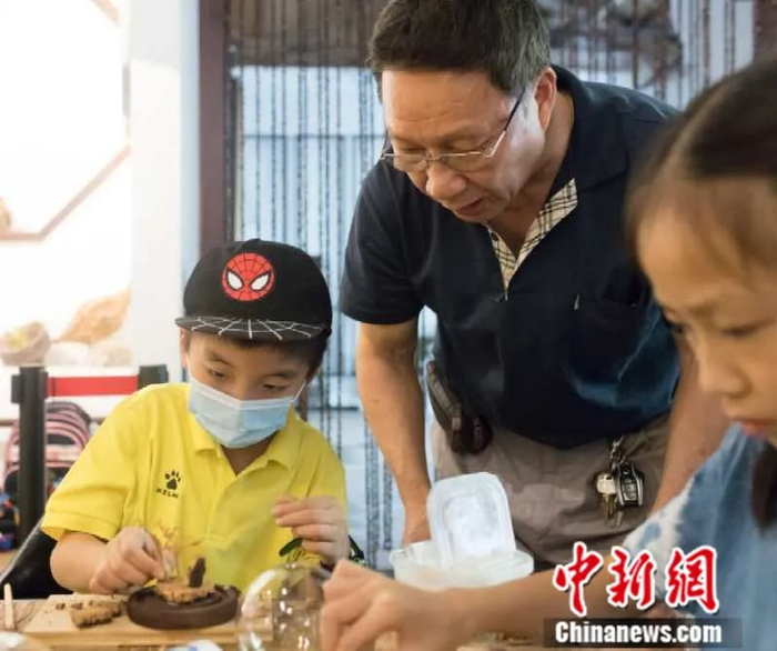 原国营木画厂的最后一任厂长林友驹如今也72岁了，也在继续为发扬传承软木画的保驾护航贡献力量。受访者供图