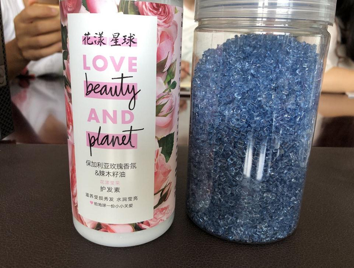 瓶身采用100%再生PET包装的“花漾星球”洗发水