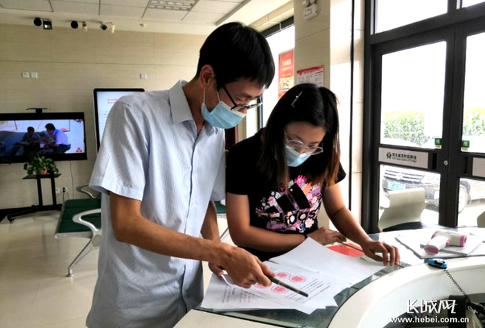 　农信社工作人员指导大学生办理助学贷款。韩笑 摄