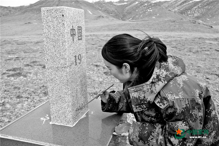 初到边防的军嫂描红界碑