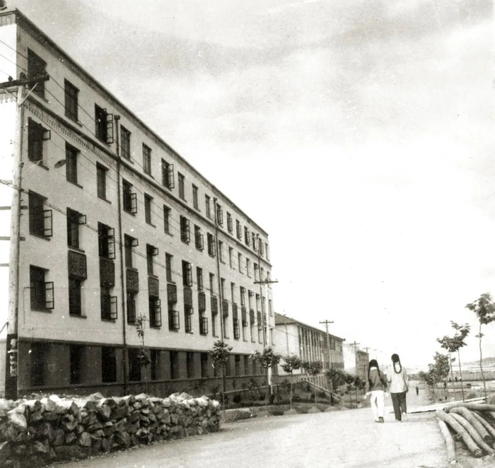 ▲主楼历史照片（校史馆供图）