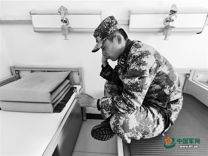 想家时，刘允拿出全家福细细地看