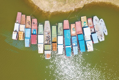 湖北省宜昌市，等待拆解的退捕渔船。　　郑 坤摄（人民视觉）