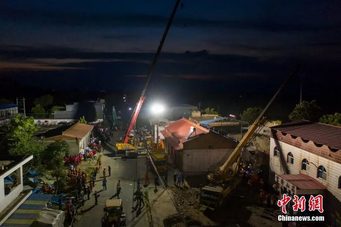 资料图：截至8月30日凌晨1时30分，已救出48人，其中20人遇难。武俊杰 摄
