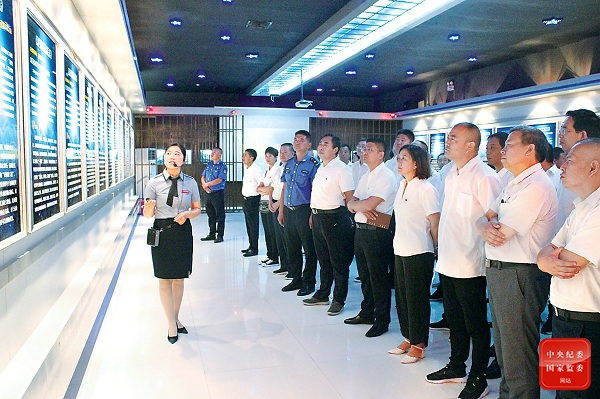 山西省运城市纪委监委利用孙世芳等人违纪违法典型案例，在全市开展警示教育，引导党员干部守好底线。图为该市党员干部在廉政展馆参观。郭森 摄